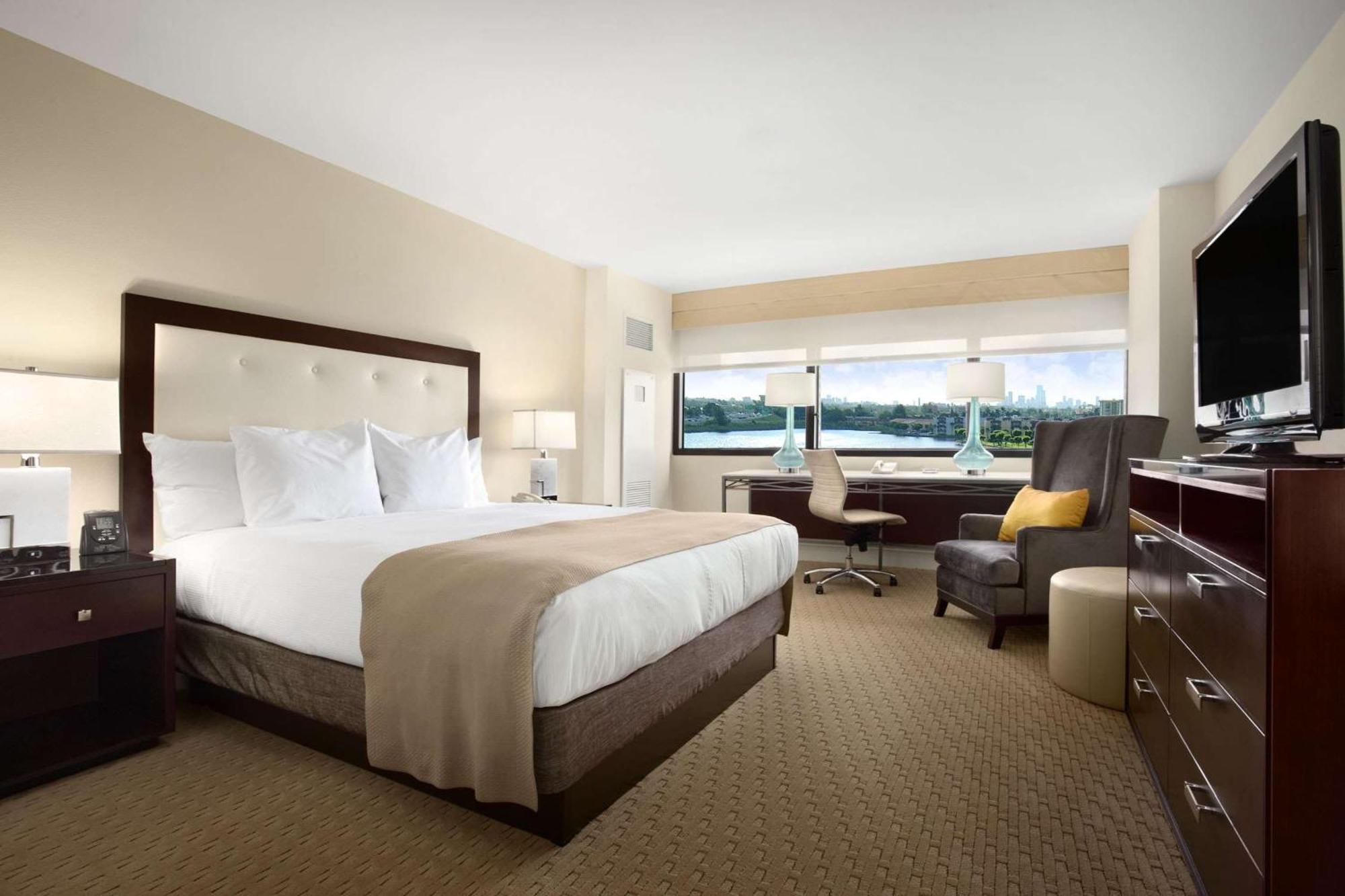 Hilton Miami Airport Blue Lagoon Екстер'єр фото